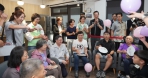 王縣長（後排左3）陪同卓院長（前排左3）參訪全國首創﹁互助喘息﹂的員林秀家人長照。（照片縣府提供）