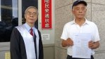 涉詐領助理費，前議員江熊一楓遭民進黨部停權，夫婿江昭儀（右）由律師（左）陪同提告。（照片記者攝）