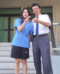 大學分科測驗，員中18人錄取頂尖大學，考上政大會計系的朱同學（左）感謝楊校長（右）的勉勵。（照片員中提供）