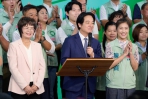 民進黨「行動中常會﹂移師彰化，主席賴清德總統（前排中）推薦「骨力、打拼」的陳素月（前排左）。（照片競總提供）