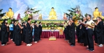 「中部全國供佛齋僧大會」彰化體育館登場，王縣長（前中）到場為台灣祈福。（照片縣府提供）