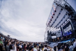 「2026澎大海沙灘音樂祭」熱力四射，打造暑假尾聲最高潮！ 由交通部觀光署澎湖國家風景區管理處(下稱澎管處)舉辦的「2026澎大海沙灘音樂祭」以「夏日一站式旅遊」為核心概念，除了雙舞台接力演出，還有豐富的水上活動、沙灘團康遊戲，以及特色文創市集，將澎湖獨有的海島風情融入音樂祭體驗，讓樂迷不只是來聽音樂，更能親身感受澎湖的陽光、沙灘與人情味。