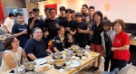 員林東山國小75屆校友與母校前校長、師長、會長、前立委等人餐敘，其樂融融。（照片賴玉婉提供）