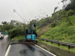 高雄豪雨多處路樹傾倒國10燕巢段邊坡土石滑落暫不通