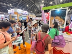 澎管處揪團赴2026新加坡秋季旅展，拓展澎湖國際旅遊市場! 澎管處表示，澎湖春季適宜跳島、巡航賞鷗，夏季享受花火、沙灘及水域活動，秋冬淡季適合慢遊聚落、品味壯闊海岸景色及海鮮美食。未來將持續協助整合相關觀光資源，深化與新加坡旅遊市場的交流合作，從熱力四射的夏日花火，到肥美誘人的秋冬海鮮，讓新加坡旅客全年都能在澎湖找到適合自己的旅遊理由，帶動新加坡暑假及秋冬季節赴澎旅遊人潮，開創澎湖國際觀光發展新契機。