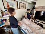 彰化犯保分會主委張晉維（右）探視車禍癱瘓的「俊弟(化名)」。（照片犯保提供） 　