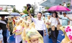 嘉義縣民雄大士爺神尊穿雨衣 大雨澆不熄創意踩街熱情！