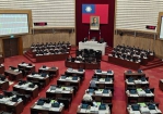 陳其邁最後一次施政報告民進黨團贈應援手燈