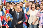 王金平陪同柯志恩登記參選高雄市長