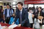 魏嘉賢｜家人溫馨陪伴，完成縣長參選登記，帶百項政見拋「未來存摺」：人生每一步都有支持！