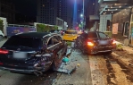 男開賓士車自撞路邊車輛         駕駛酒測超標警依法送辦