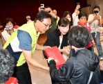 大通電子和彰化市長聯袂送秋節慰問金和月餅給獨居長輩。（照片公所提供）