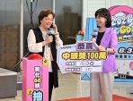 「2026年彰化GO購﹂消費抽獎，王縣長（左）向抽中100萬元現金頭獎的幸運兒報喜。（照片縣府提供）