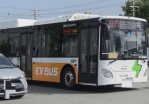 男子公車亮菜刀乘客驚嚇        司機火速將車開往派出所