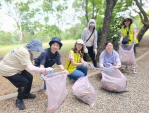 彰化郵局郭白慧局長（左3）率團隊前進八卦山「香山步道東方公園」淨山。（照片郵局提供）