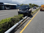 前立委廖國棟疑恍神｜開車上分隔島撞斷路燈