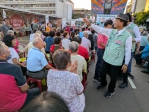 林世賢（右）轉換跑道選議員，向參與競總成立的鄉親揮手致意。（照片競總提供）