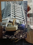 二十七年前的「921大地震」，員林龍邦富貴名門嚴重下陷、傾斜，23人不幸罹難。（照片記者攝）