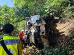 70歲駕駛慘亡｜砂石車翻落太麻里金針山路彎路邊坡