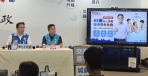 國民黨彰化縣長候選人魏平政（左）提出「幸福長青服務」政策和牛肉。（照片競總提供）