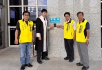 無黨籍彰化縣長候選人邱建富（右2）由律師陪同按鈴控告網友誹謗、違反選罷法。（照片記者攝）