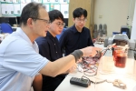 從愛吃蝦到做出蝦紅素濃度偵測器　具有成本相對較低、量測速度較快等特色  嘉大師生跨域研究躍上國際期刊