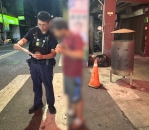 徒步收集四間宮廟章戳至深夜未歸，二林警察分駐所員警尋獲莊男（右）。（照片警方提供）