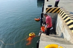 林園中芸港父救子雙雙落海海巡會同警消單位將兩人平安救上岸