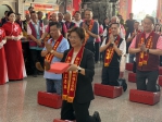 王縣長（左）任內最後一次請示媽祖決定祈福文化節爐主。（照片縣府提供）