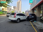 休旅車在中清路連環撞        駕駛肇事後竟棄車逃逸