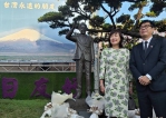 安倍夫人五度回高雄安倍晉三銅像前獻花