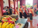 員林高中師生至興賢書院祈福，由校長楊豪森帶領向文昌帝君祭拜，祈求考生學測高標。（照片學校提供）
