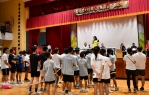 彰化「市長盃」羽球賽，民政課長（台上發言）代表林市長主持開幕式。（照片公所提供）