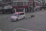 救護車閃燈鳴笛被機車直撞            駕駛二人均掛彩
