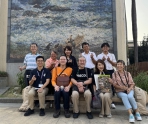 員中90年前創校校長的孫子田中雅照（前排右3），帶著夫人和兒子回到學校尋根。（照片員中提供）