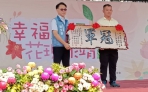 永靖農會農特產品行銷，縣府農業處長頒獎給得獎農民。（照片記者攝）